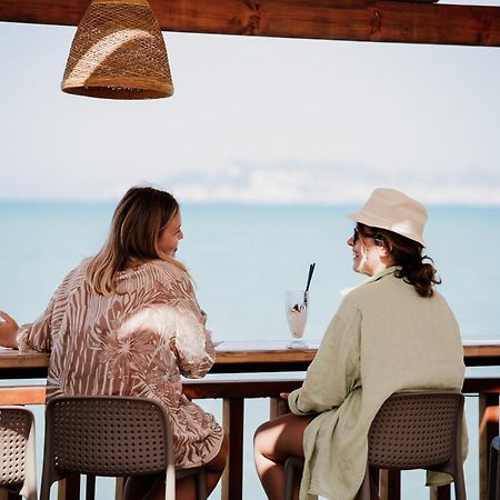 Klajdi Resort & Spa ゴーレム エクステリア 写真 Two women at a beach bar