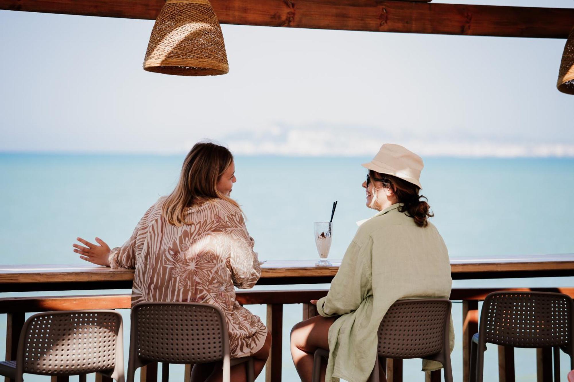 Klajdi Resort & Spa ゴーレム エクステリア 写真 Two women at a beach bar